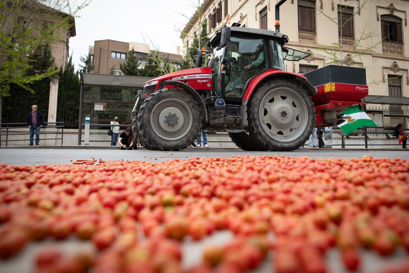 Las mejores fotos de la tractorada de Granada de este Viernes de Dolores