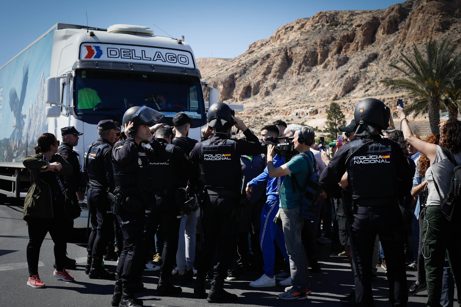 Los agricultores colapsan el puerto de Almería