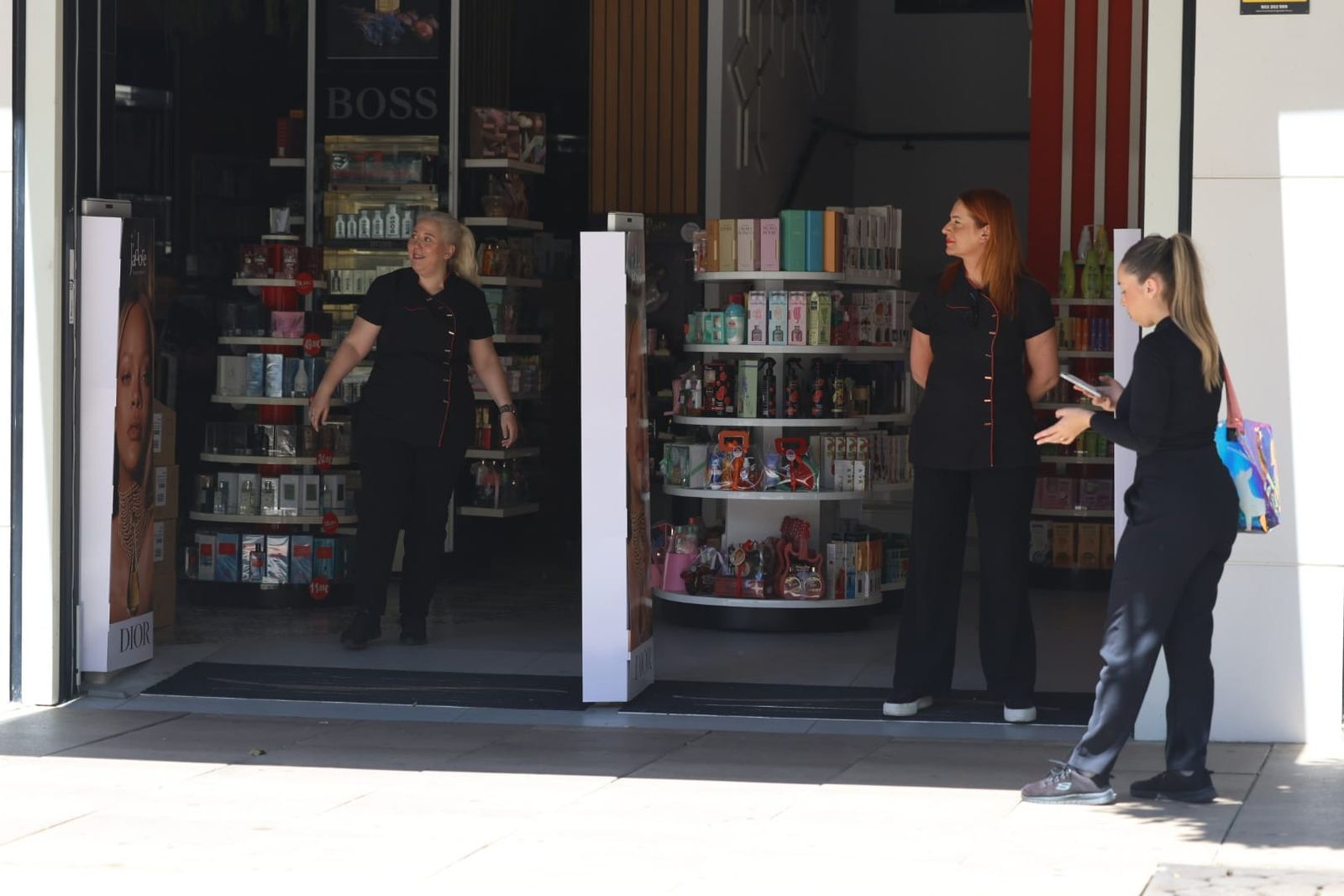 Una de las tiendas del centro de Huelva tras el apagón espera que se restablezca el suministro.