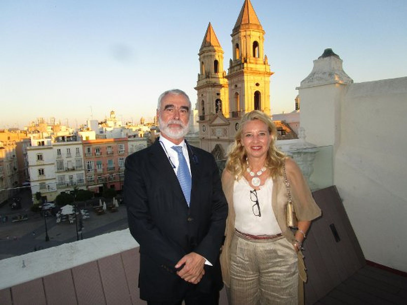 El almirante Santiago Bolíbar con la escritora Almudena de Arteaga.

Foto: Ignacio Casas de Ciria