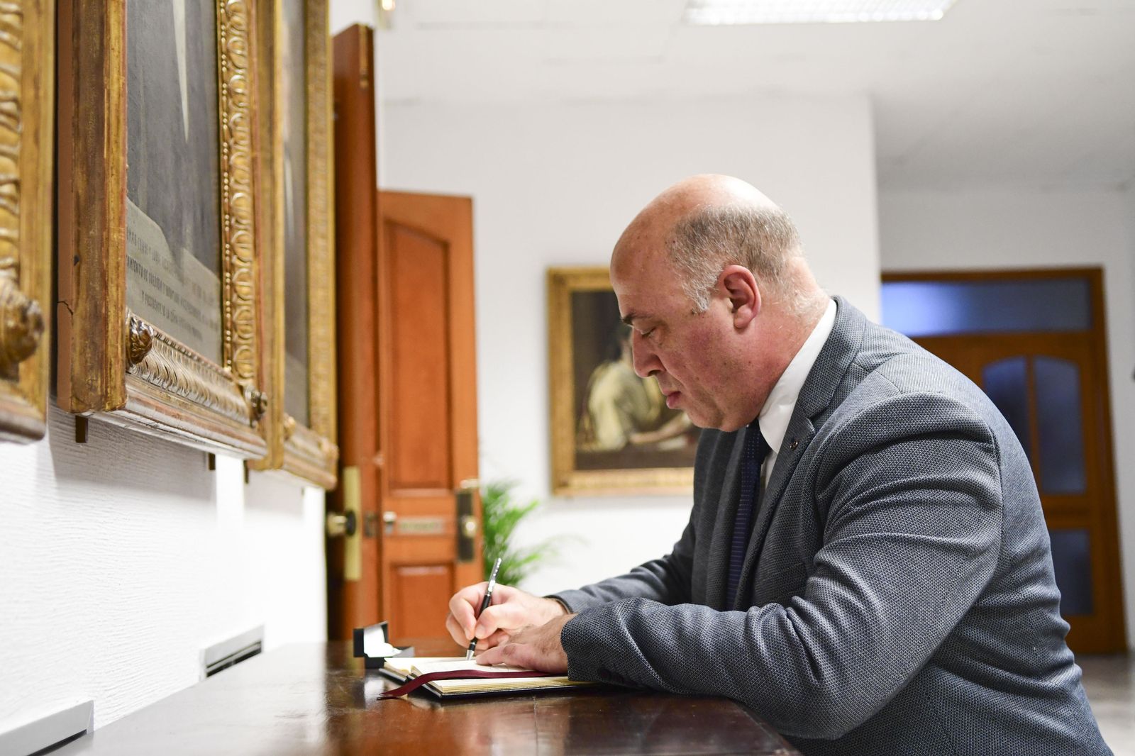 Las imágenes de la capilla ardiente de Pablo García Baena
