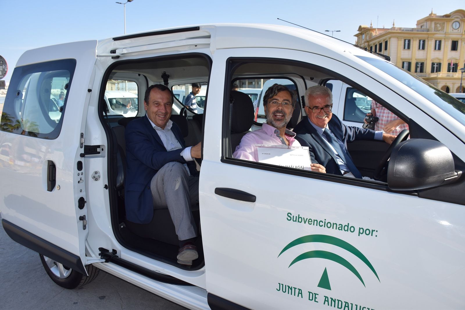 Jiménez Barrios preside la entrega de 34 furgonetas a municipios menores de 20.000 habitantes