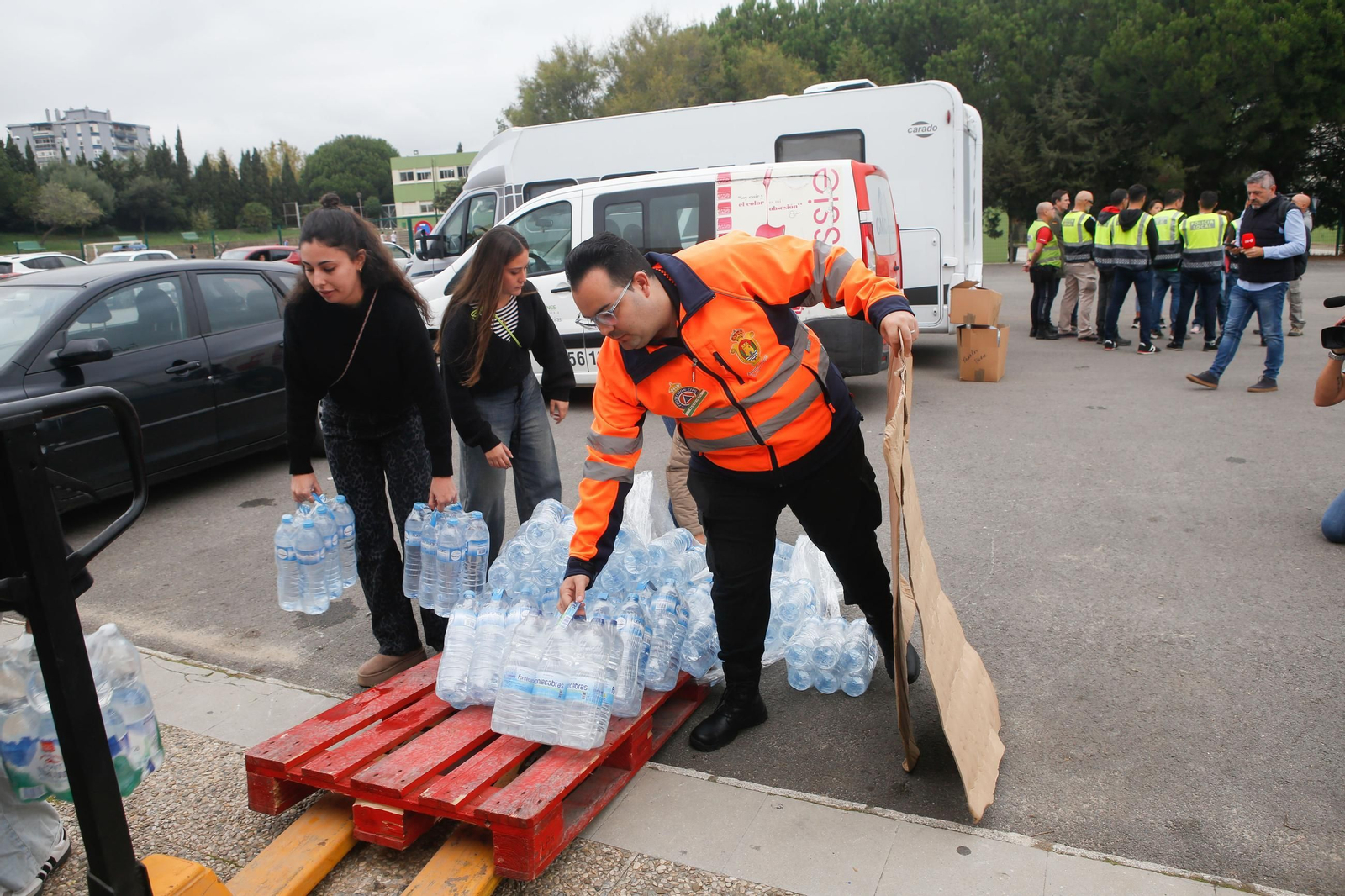 Fotos de la recogida de alimentos y enseres para ayudar a los afectados por la DANA en Valencia