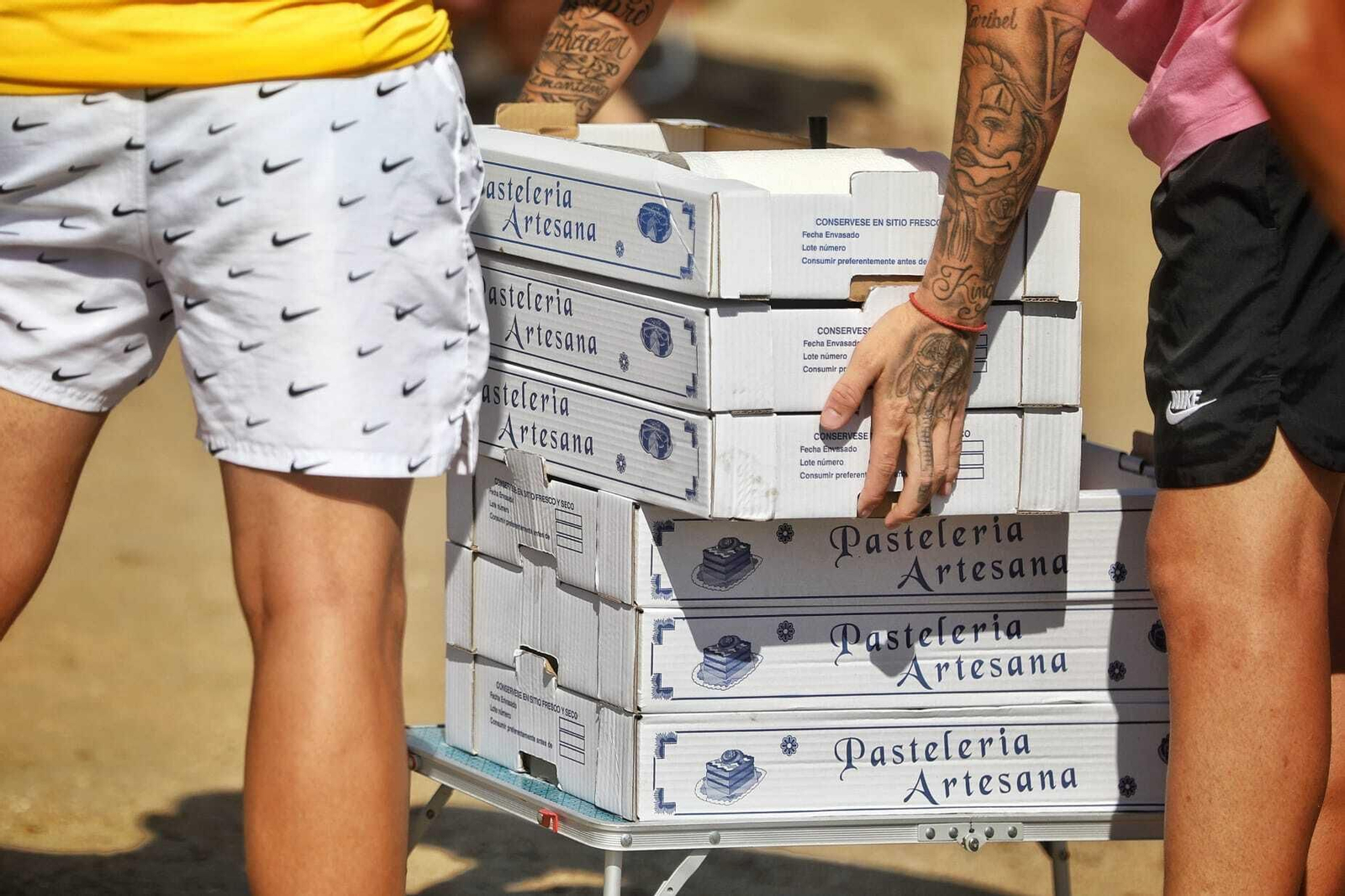Venta de dulces en la tarde de este viernes en una playa de la capital gaditana.