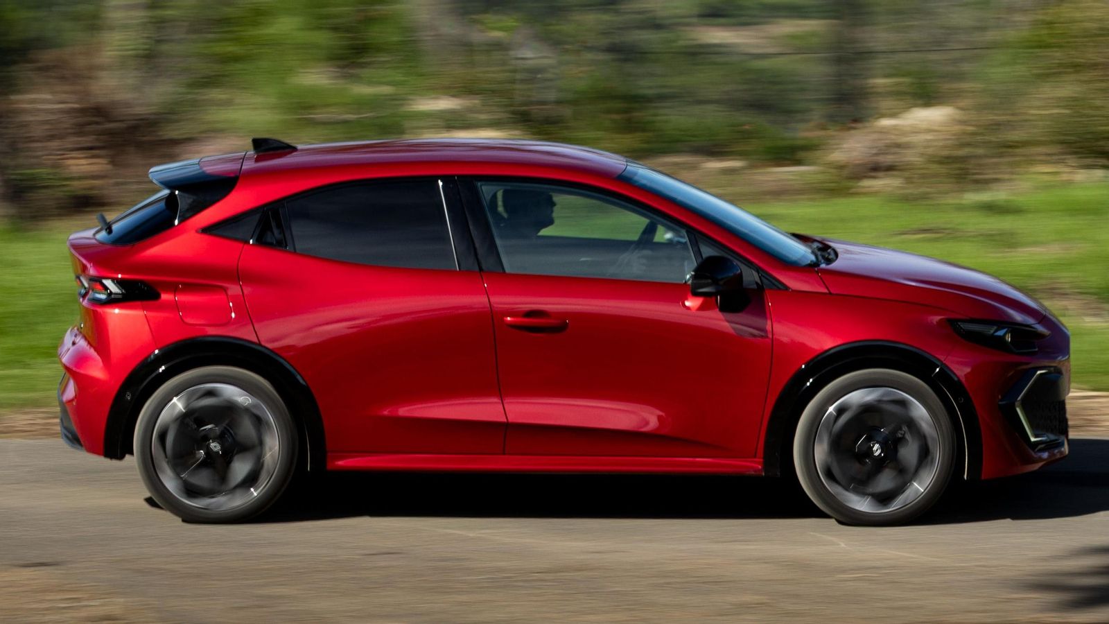 El Clio full hybrid E-Tech recibe ahora un sistema de propulsión híbrido de 160 CV en virtud, fundamentalmente, del cambio de motor de combustión, que es un 1,8 litros de gasolina.