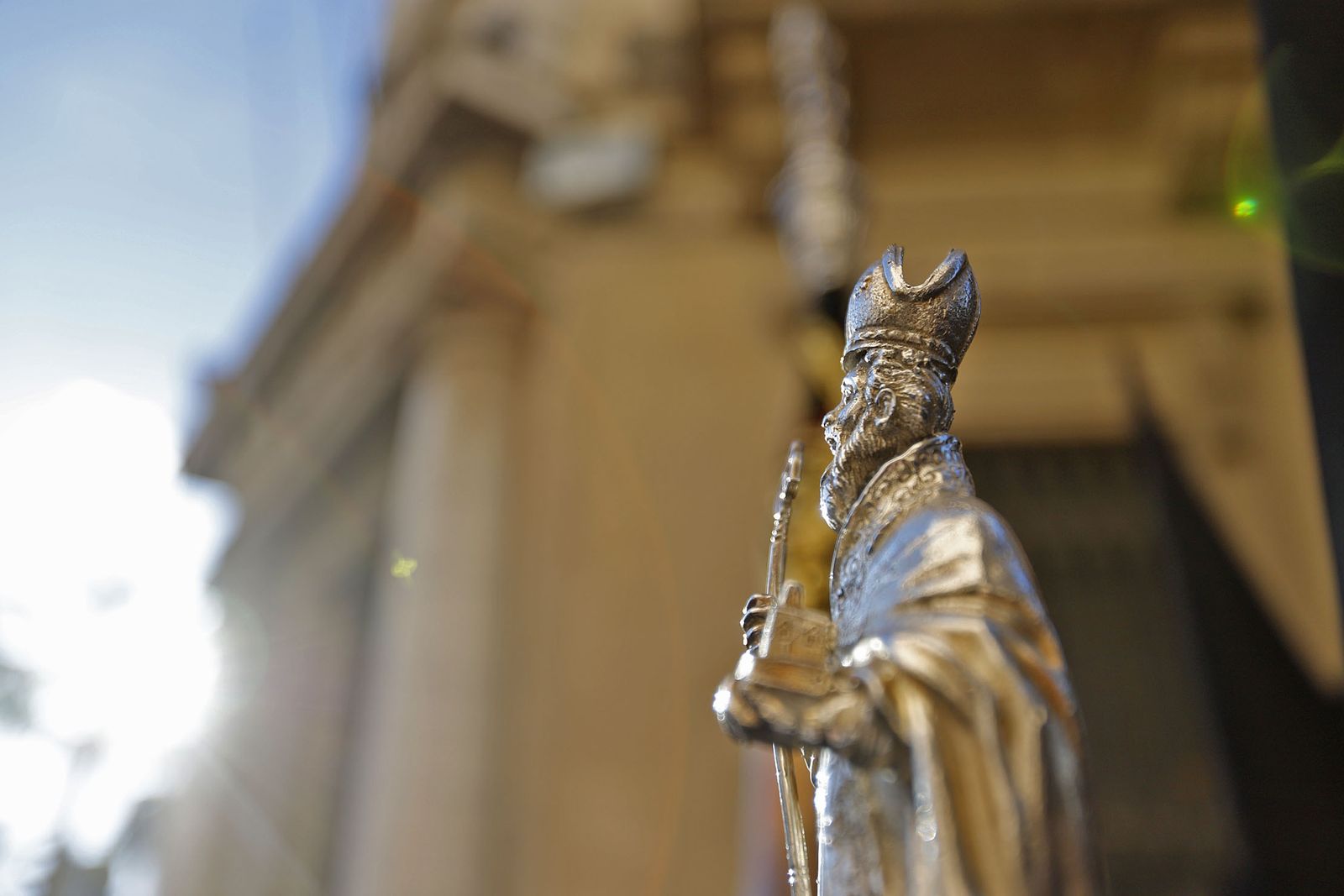 La Hermandad de la Buena Muerte procesiona por las calles de Huelva