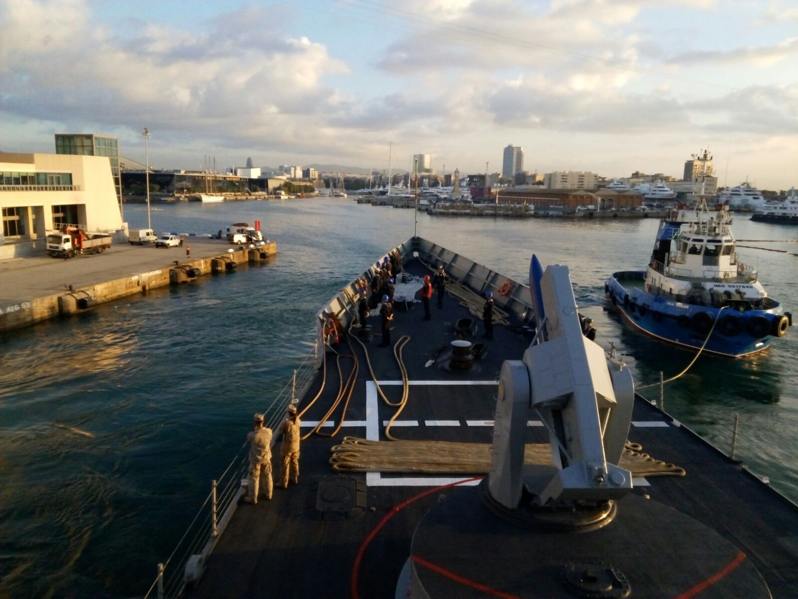 La fragata 'Navarra' entrando en el puerto de Barcelona ayer, donde permanecerá hasta el sábado.