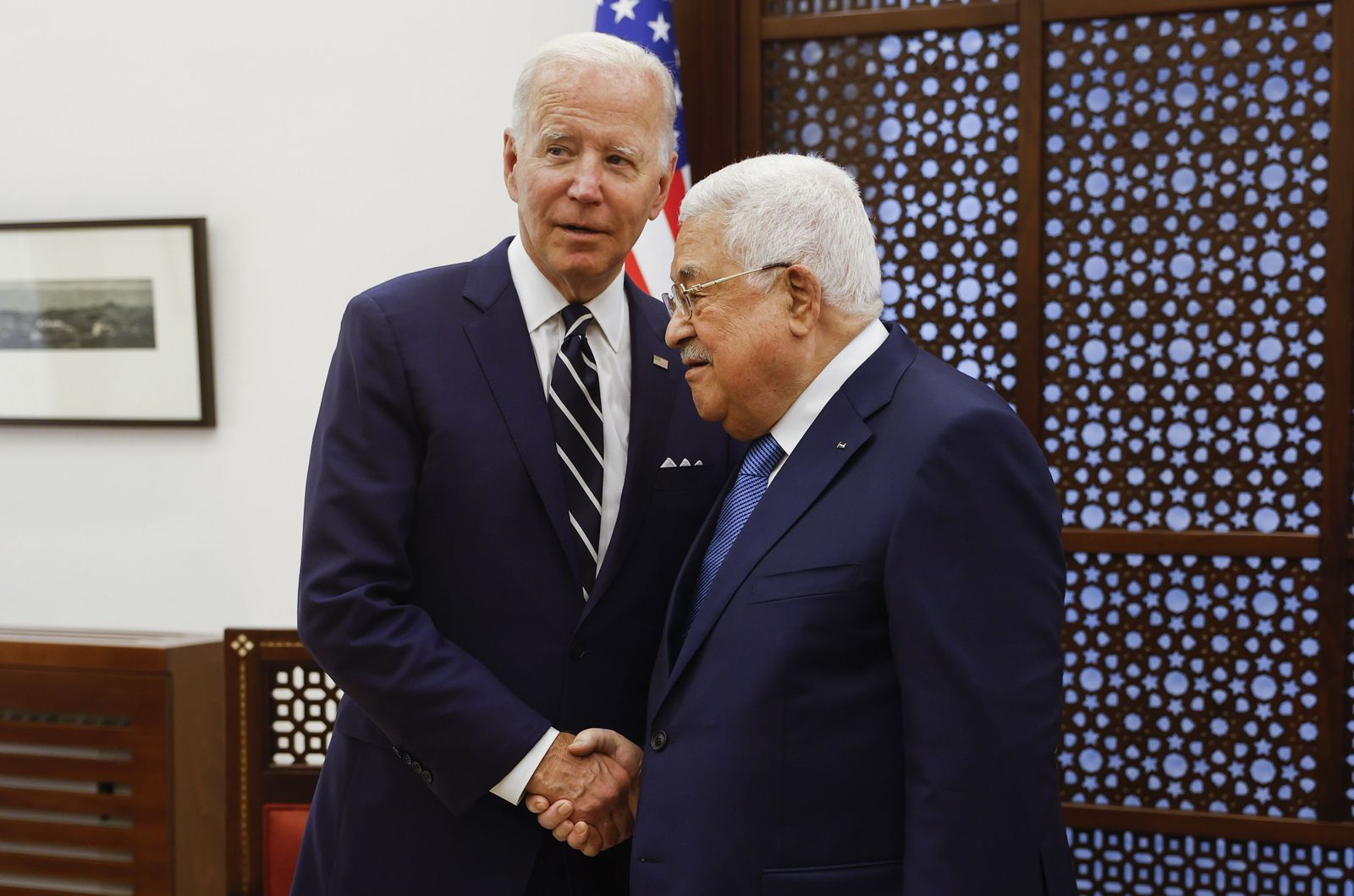 Biden saluda a Abbas en Belén.