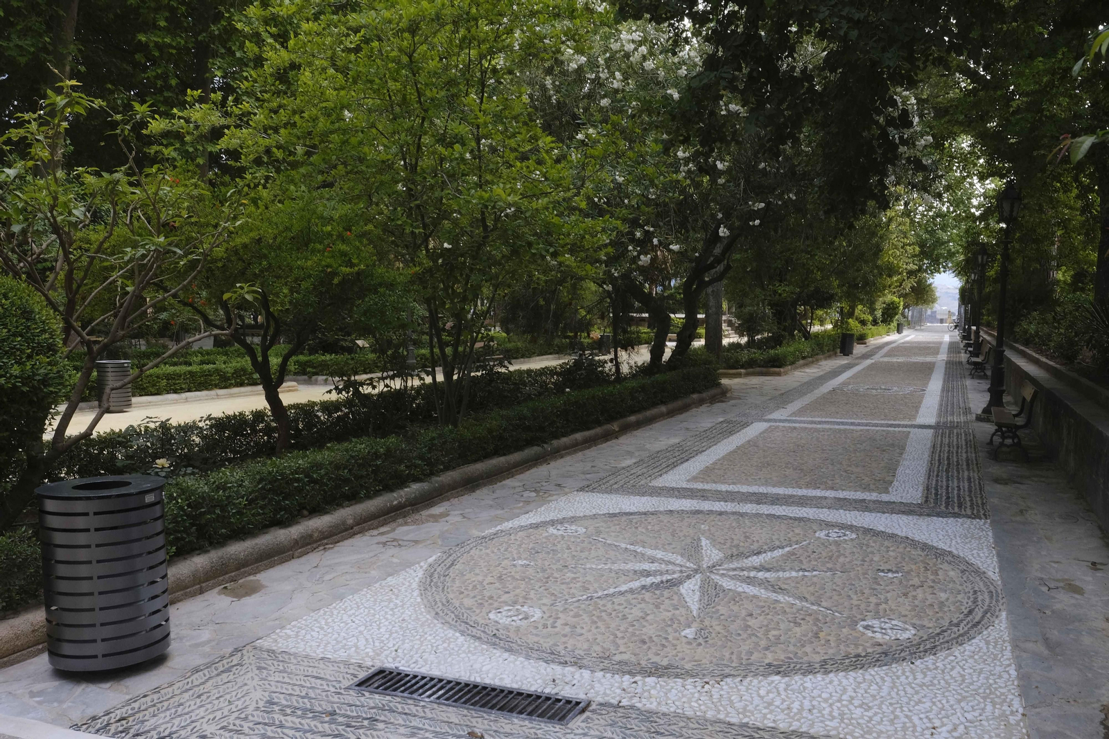 Los empedrados han sido realizados por expertos traídos desde Granada.