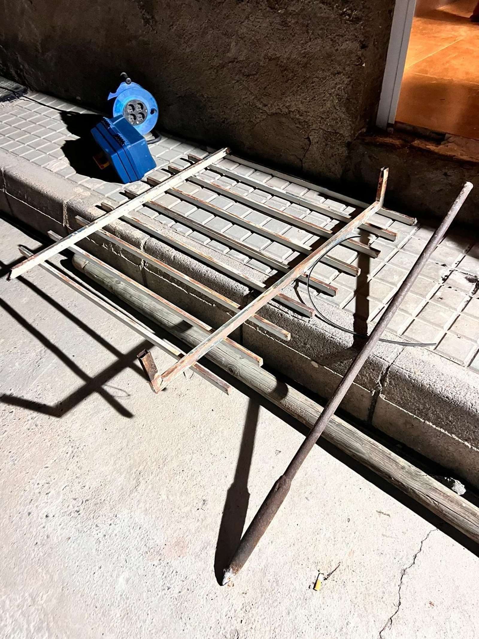 Reja arrancada con el empleo de una sierra eléctrica en Paraje Guillén.