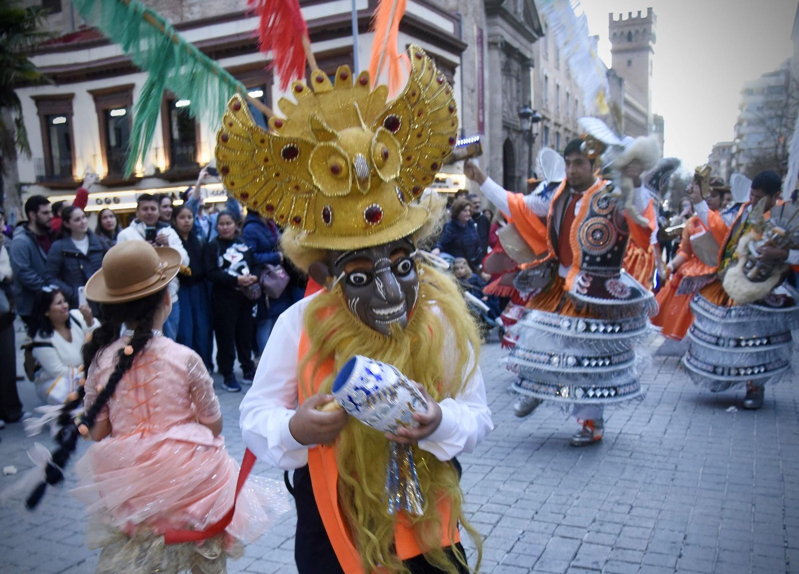 El carnaval colectivo boliviano e hispanoamericano congregó a cientos de participantes y asistentes por el centro de Sevilla el pasado marzo.