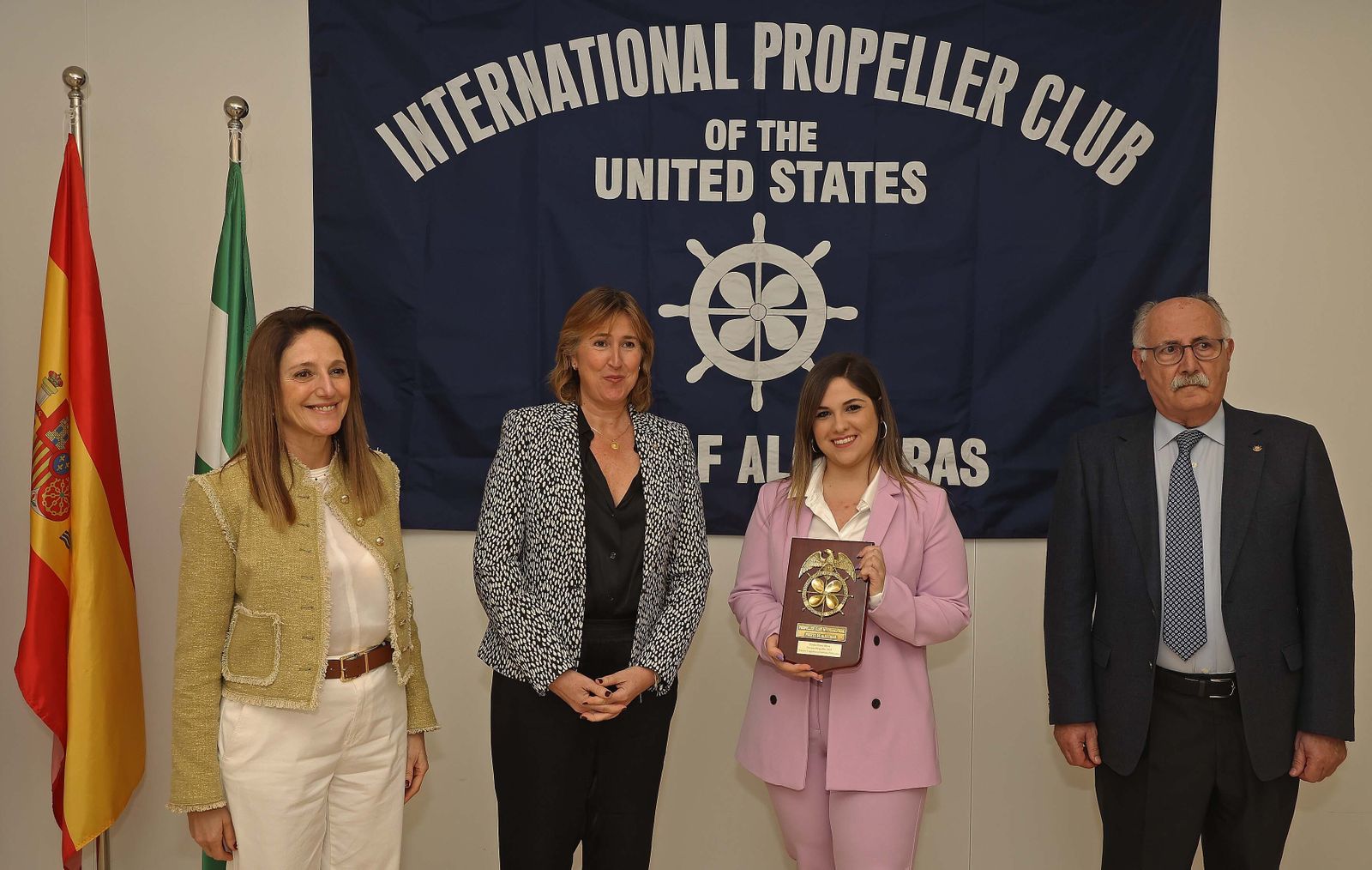 Mar Cerbán, Isabel Millán, Noelia Rivas y Juan Ureta, en la entrega del premio.