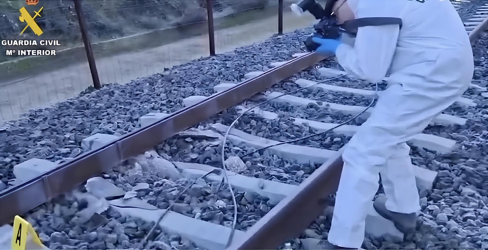 Los agentes de la Unidad Científica de la Guardia Civil fotografiando las soldaduras de las vías junto al siniestro.