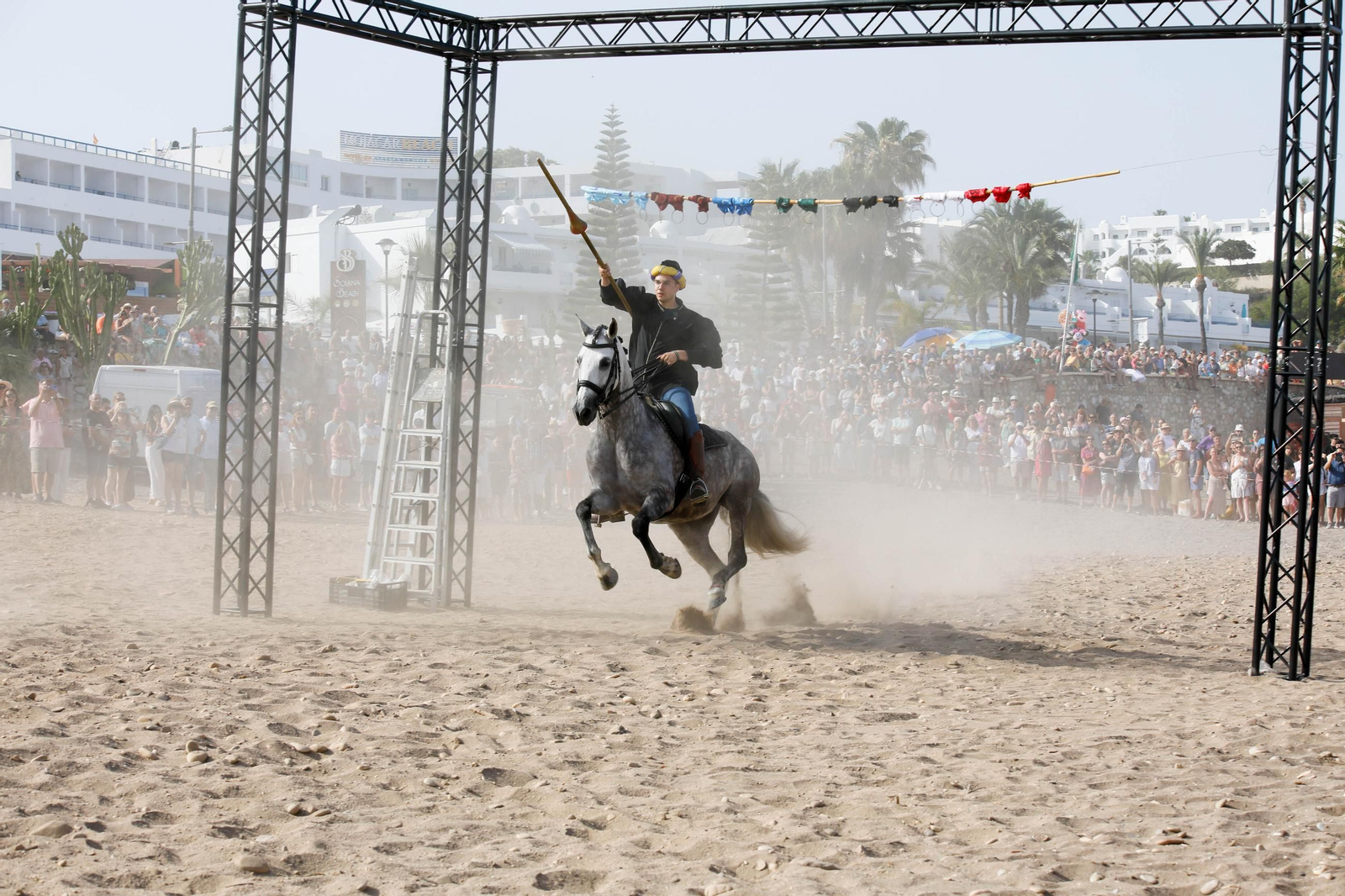 La carrera de cintas y la exhibición de caballos de los Moros y Cristianos de Mojácar, en imágenes