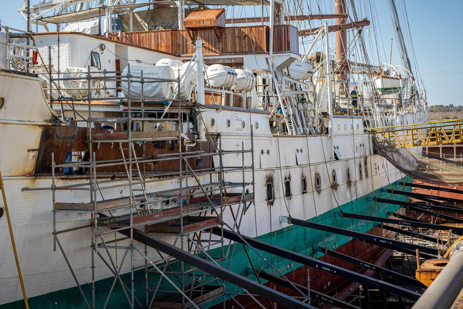 Armada: Las imágenes del 'Juan Sebastián de Elcano' de obras en Navantia San Fernando
