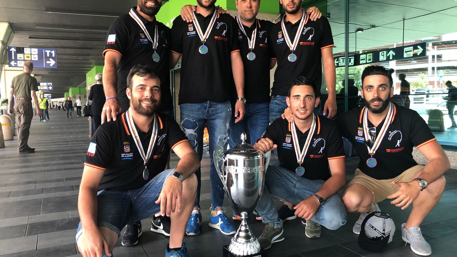 En el aeropuerto, de vuelta a casa con el trofeo