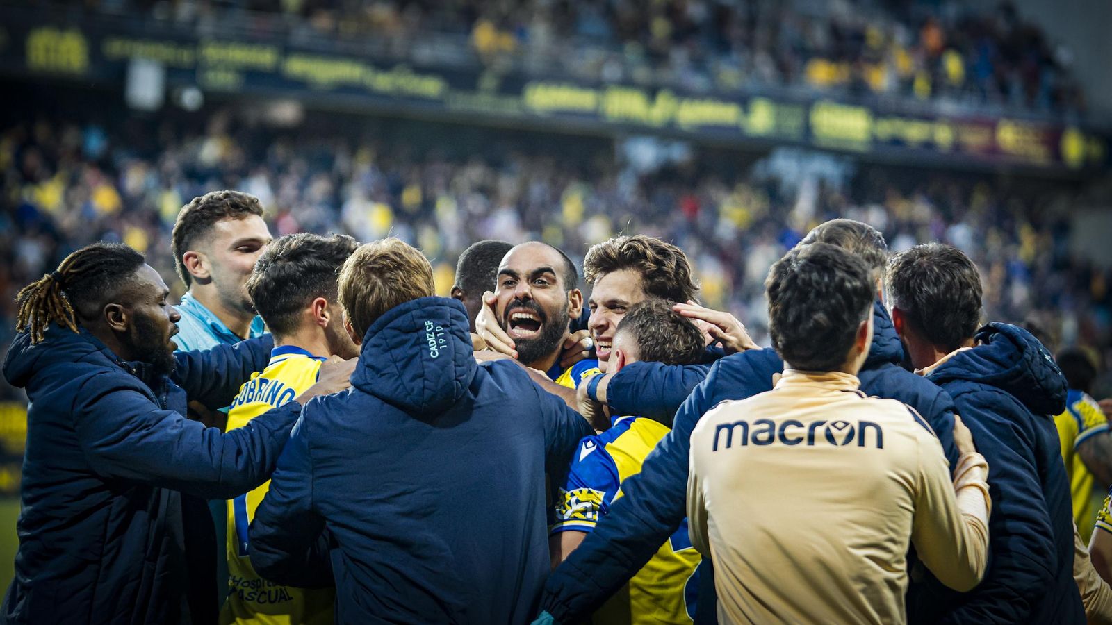 Búscate entre las fotos del partido de fútbol Cádiz CF - Albacete Balompié