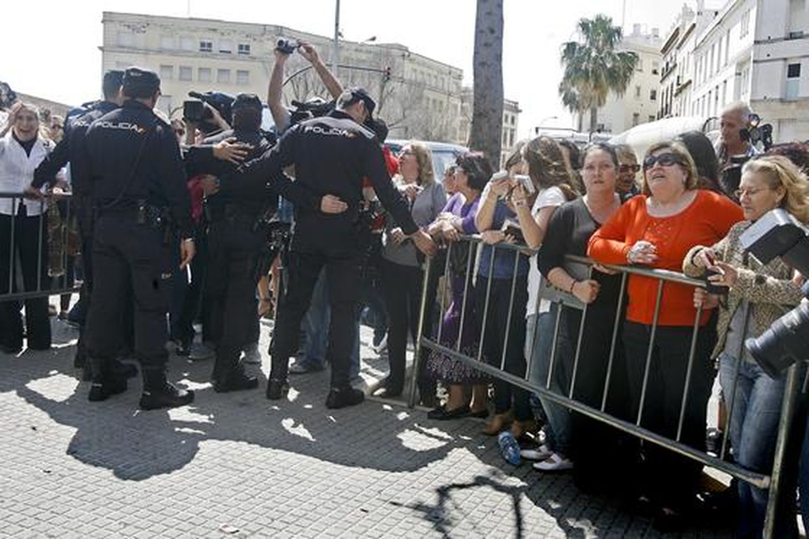Maria José Campanario, en compañía de su madre, entrando en la Audiencia Provincial entre fuertes medidas de seguridad./Fotos:Joaquín Pino/Lourdes de Vicente

Foto: Joaquin Pino / Lourdes de Vicente