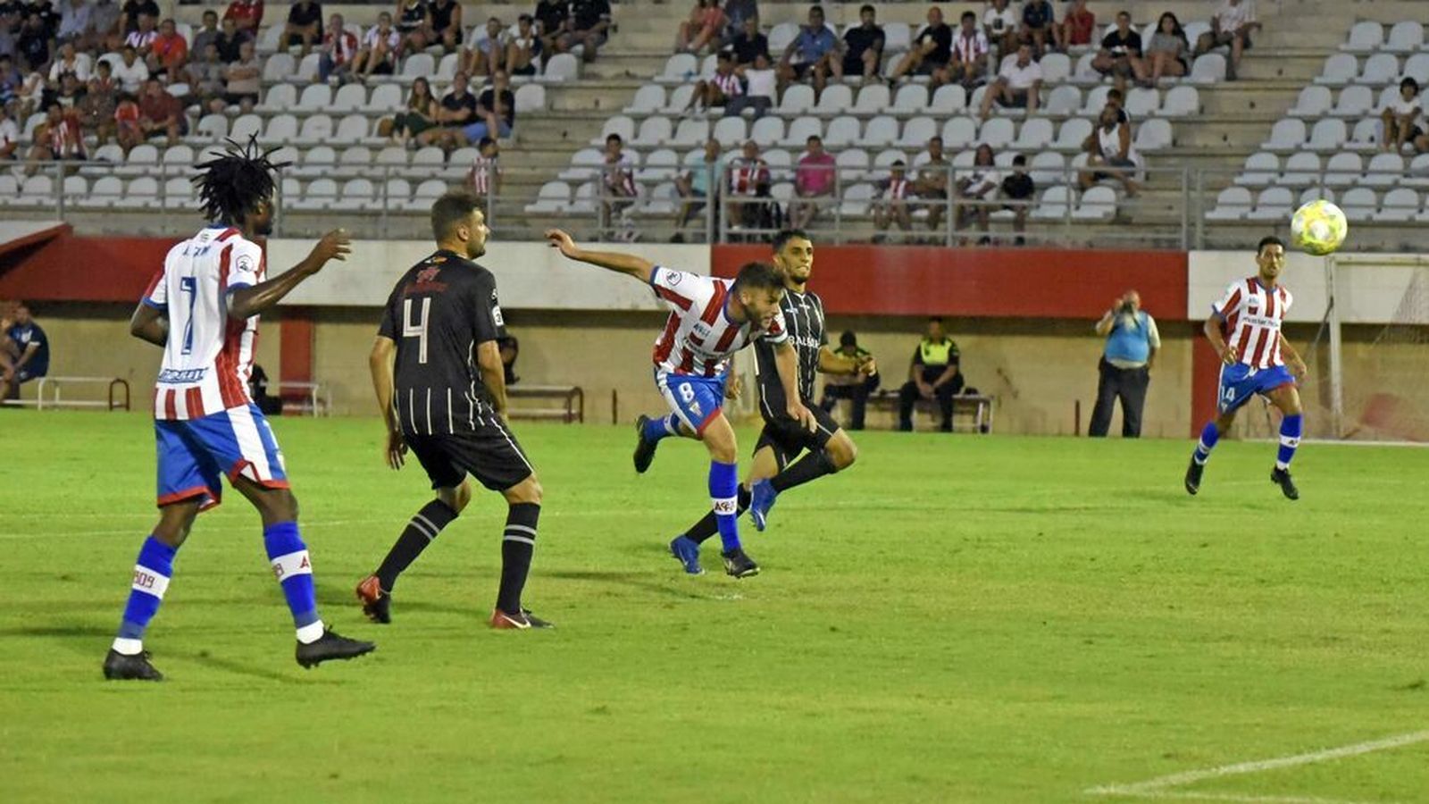El capitán del Algeciras CF, Iván Turrillo, remata de cabeza en el Trofeo de La Palma.