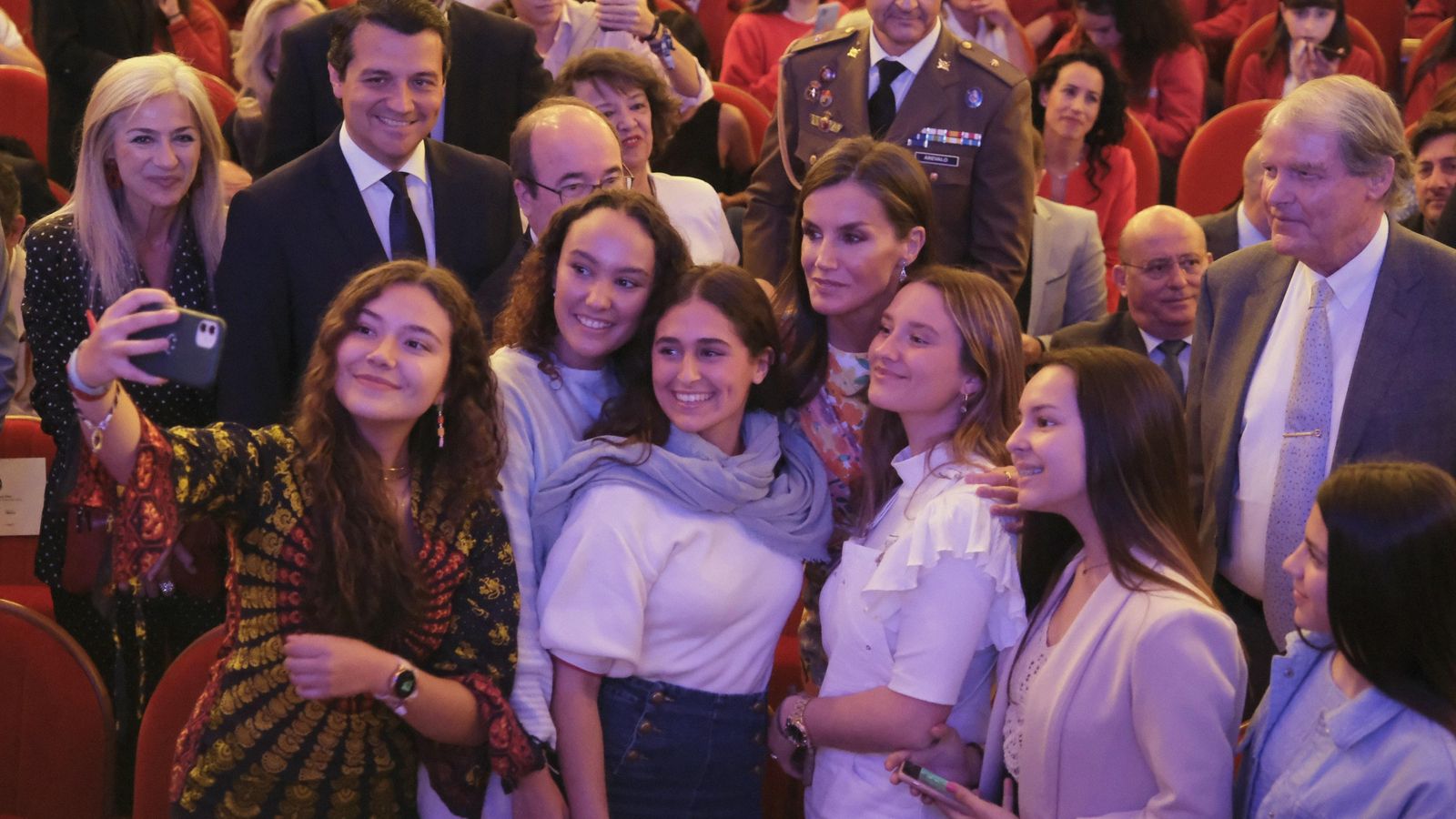 La reina Letizia se hace una 'selfie' con un grupo de jóvenes en el Gran Teatro de Córdoba.