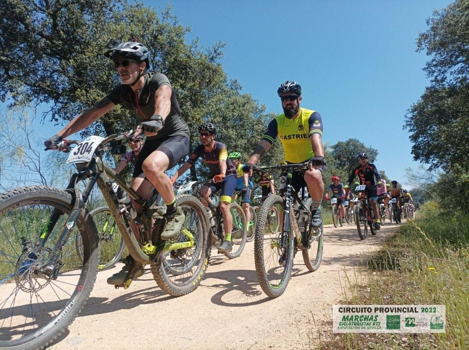 Algunos de los participantes de la VIII Marcha Cicloturista de Castilblanco de los Arroyos.