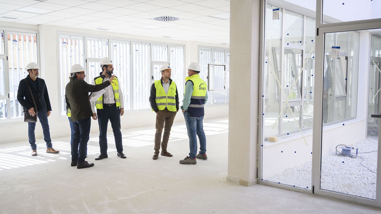 Visita del alcalde al nuevo edificio, casi listo, en el mes de febrero