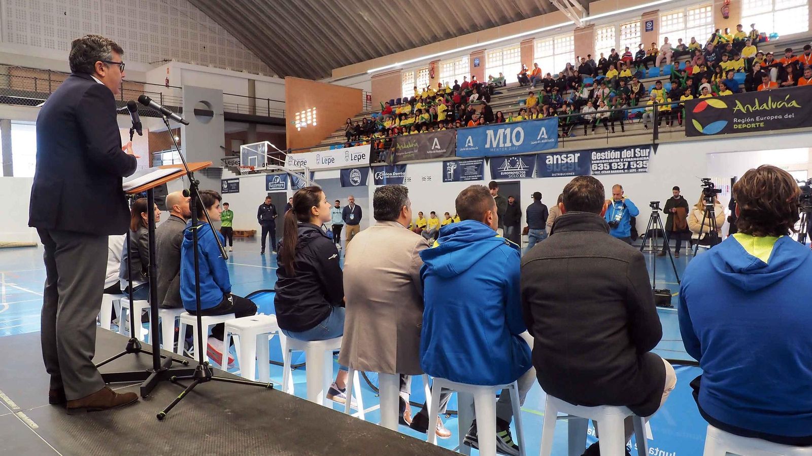 Un momento de la intervención del alcalde de Lepe, Adolfo Verano, en el acto