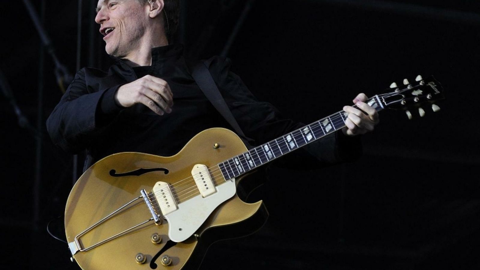 Bryan Adams en otra imagen de uno de sus directos.