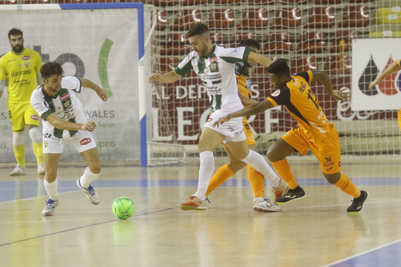 Las fotos del estreno liguero del Córdoba Futsal ante el Burela
