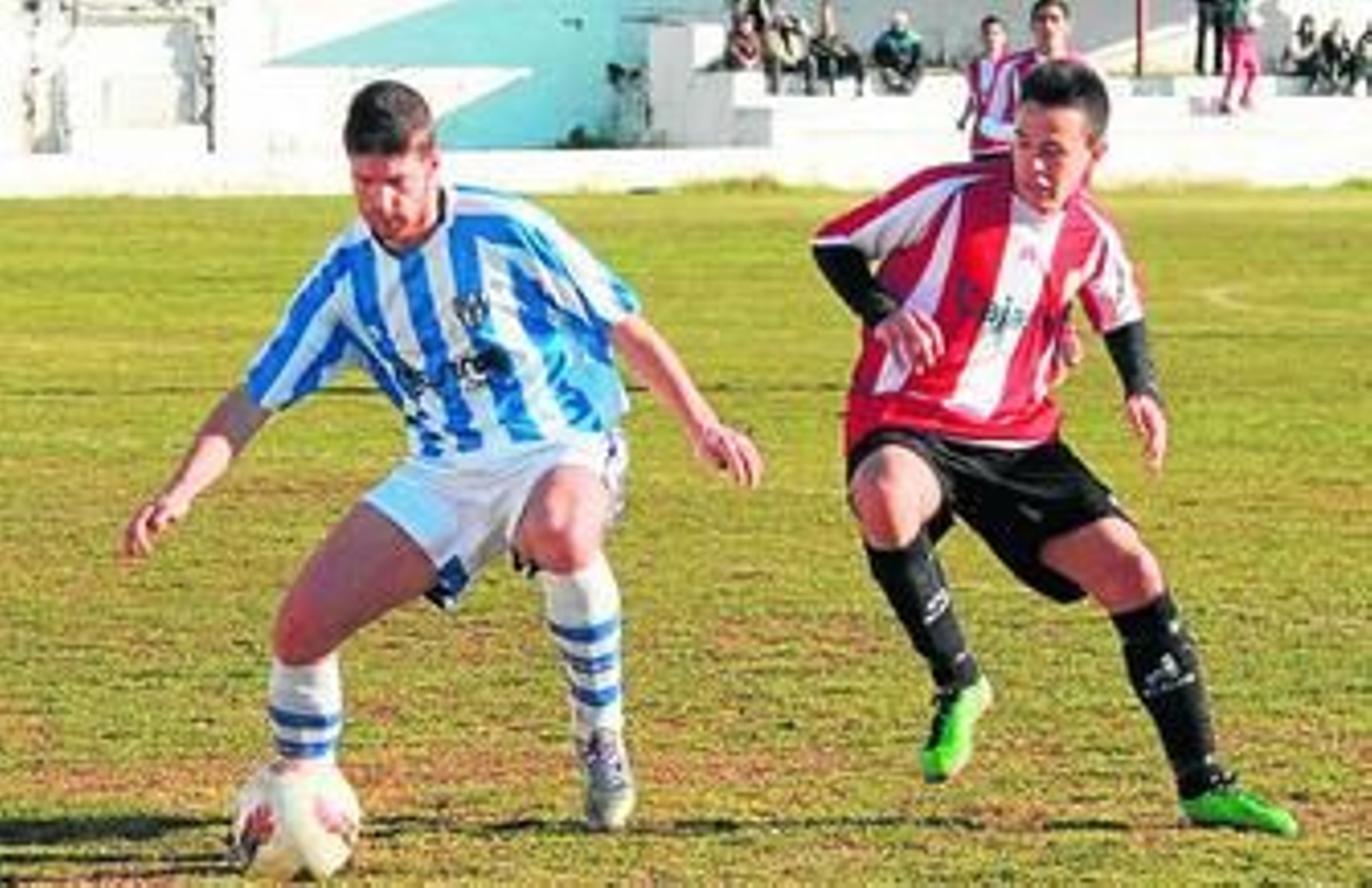 El local Alcázar intenta arrebatar el balón al visitante Gallego en un momento del encuentro.