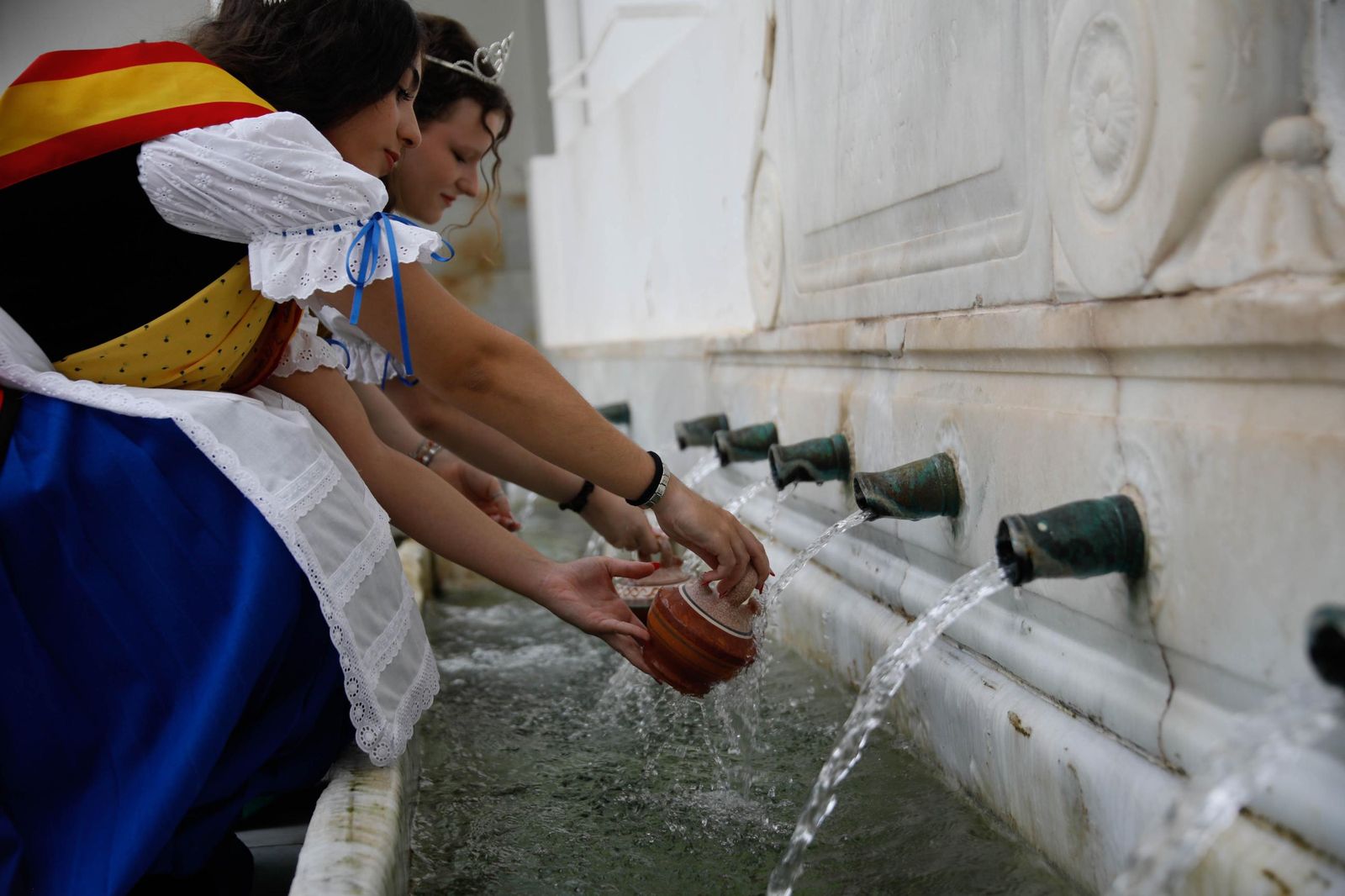 La Subida del Agua de las fiestas de Mojácar, en imágenes