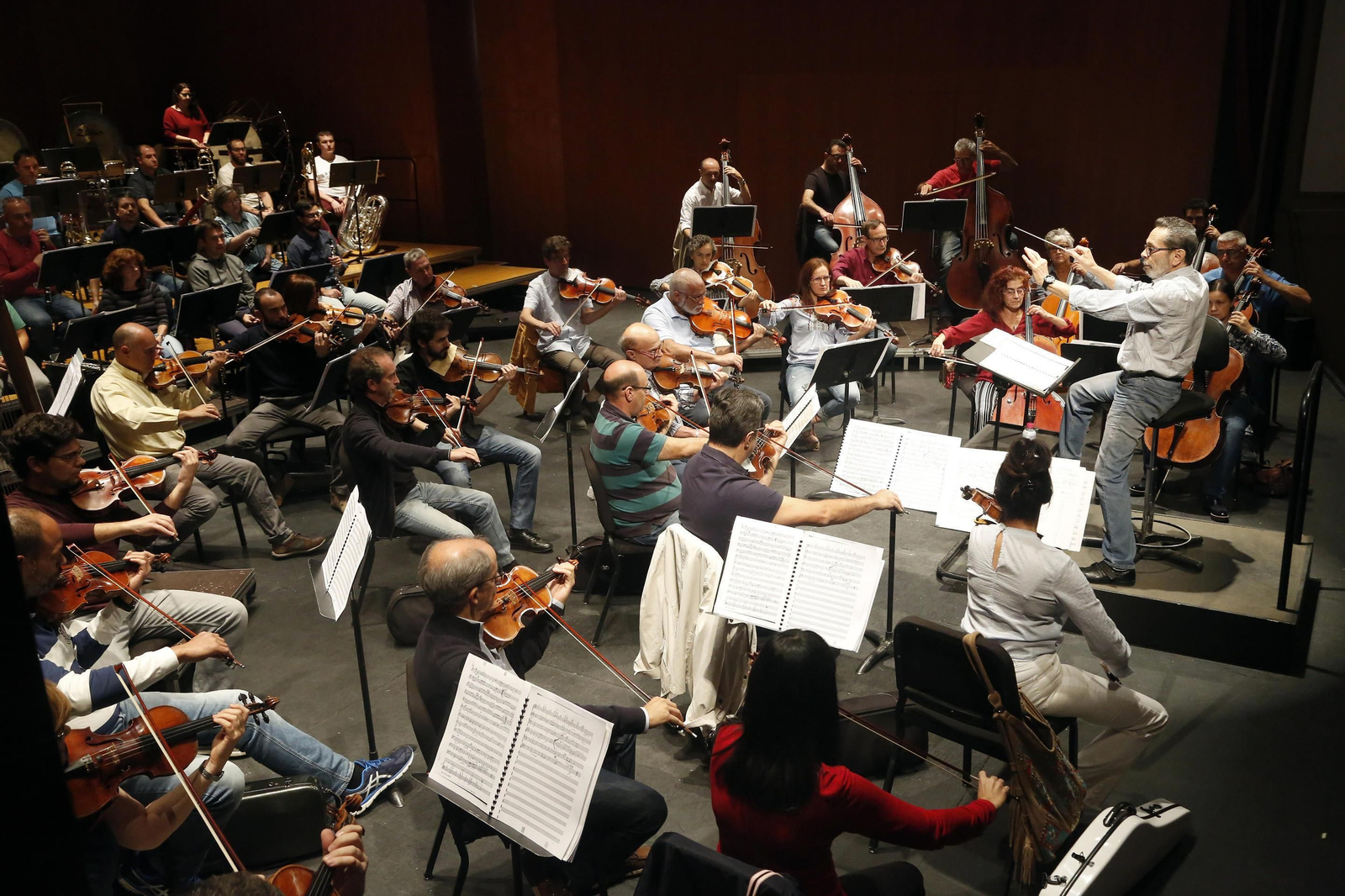 Leo Brouwer, dirigiendo a la Orquesta en el ensayo de ayer.