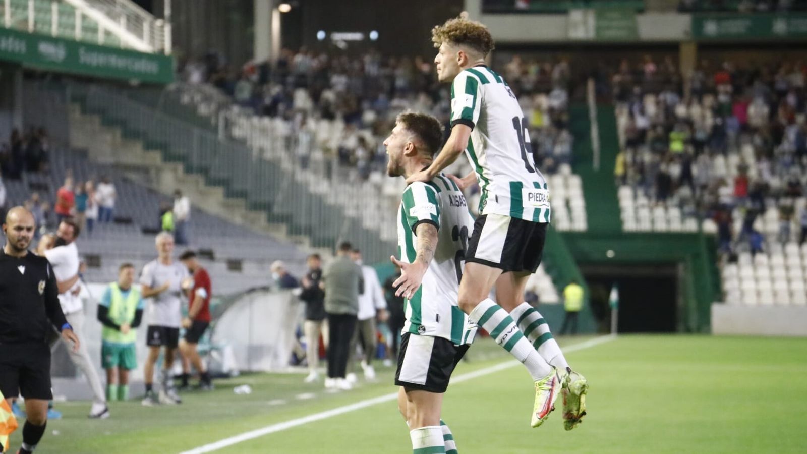 Casas celebra con Simo el segundo gol del Córdoba CF al Antequera.