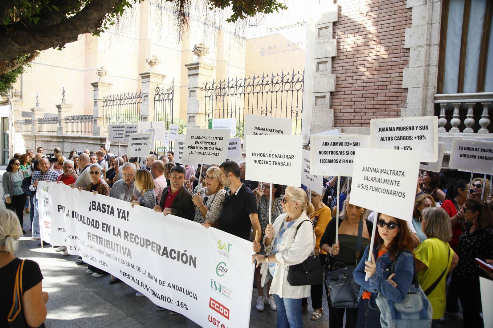 Las imágenes de la concentra para reclamar mejoras laborales para el personal funcionario de la Junta de Andalucía en Almería