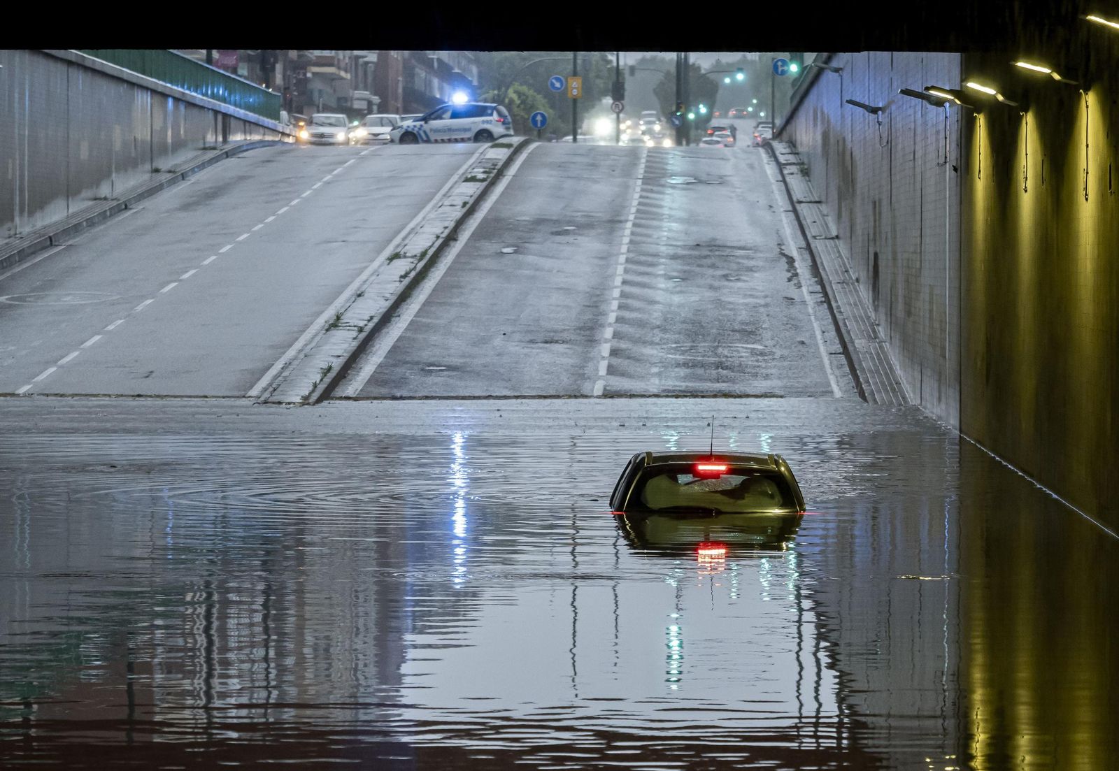 Un túnel inundado con un coche dentro en Valladolid.