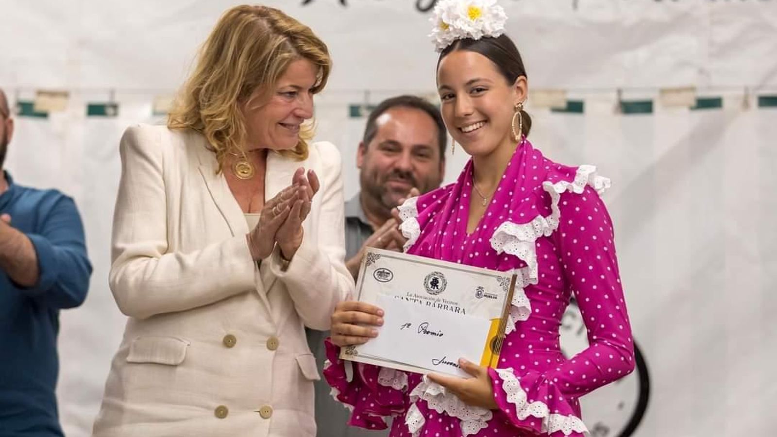 Pilar Miranda en la entrega de uno de los premios de las Cruces de Mayo del Barrio Obrero.