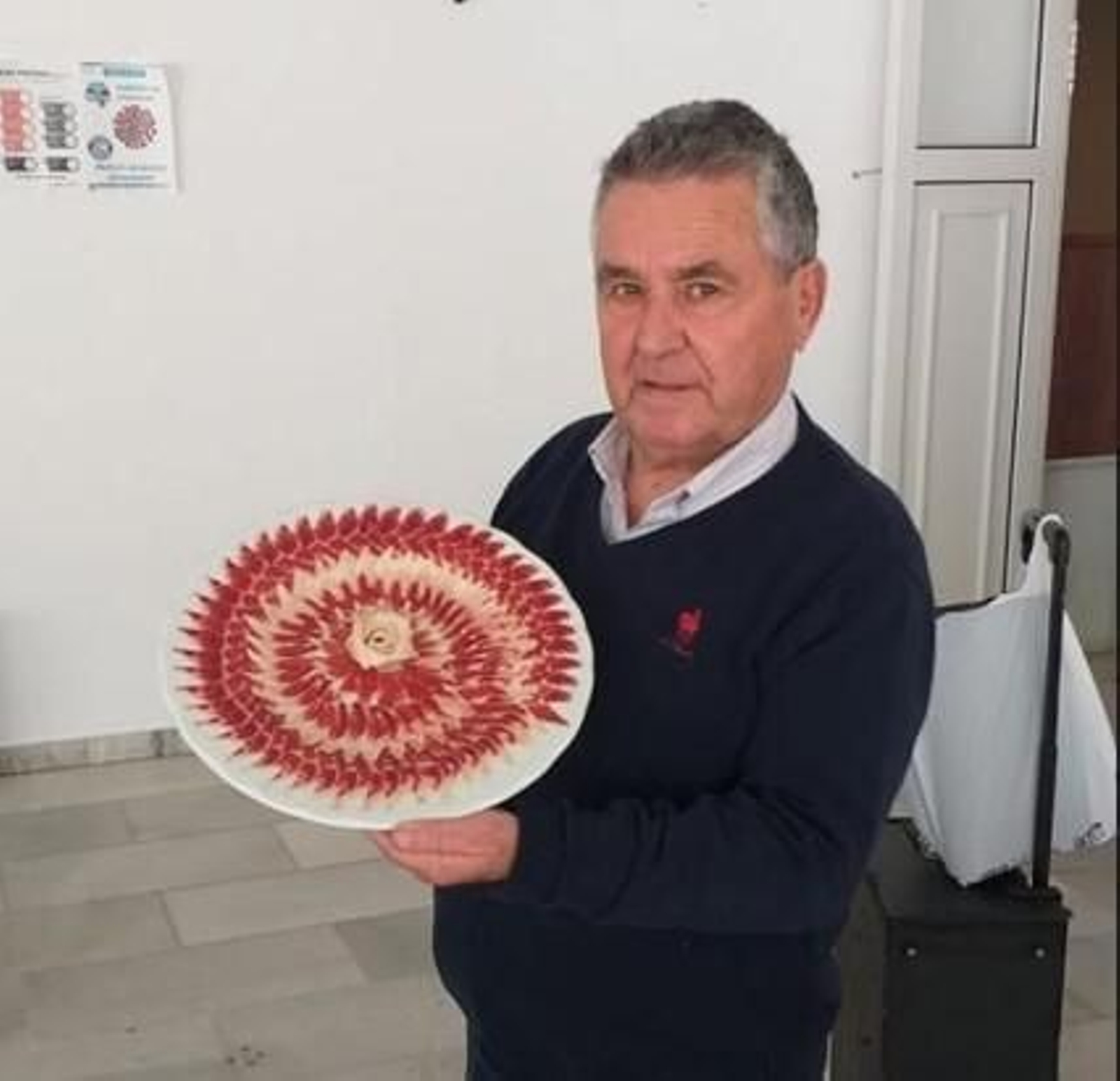 José Manuel Merchante, fiel escudero de Juan Bautista en el récord Guiness de más kilos de jamón cortados en Huelva