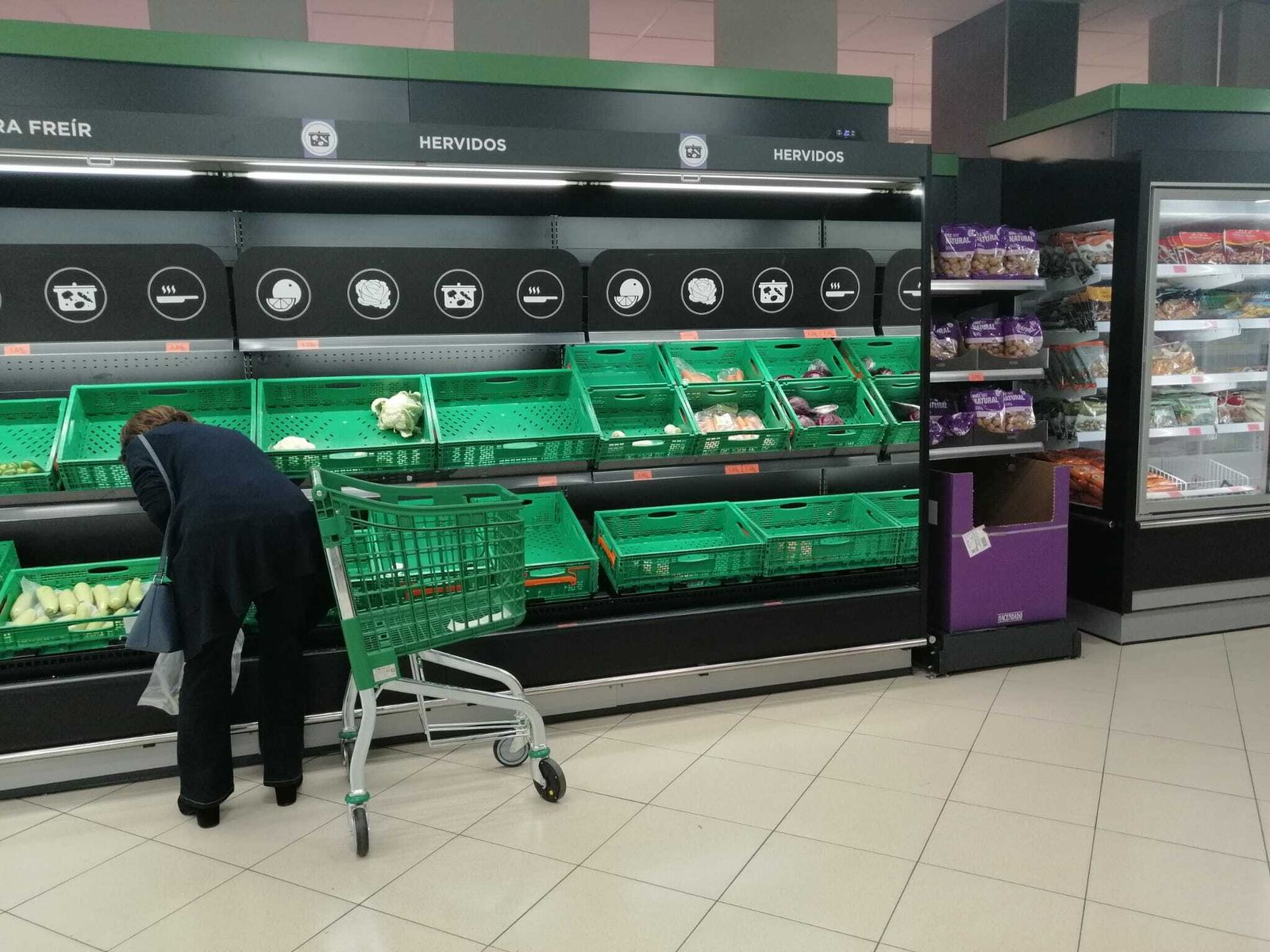 Los vecinos de la calle Salado dejan los estantes del Mercadona vacíos por el coronavirus.