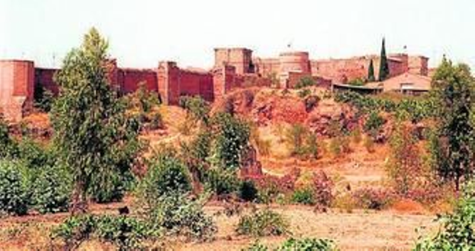 Muralla de Niebla y, al fondo, el Castillo de los Guzmanes, un hito del patrimonio provincial.