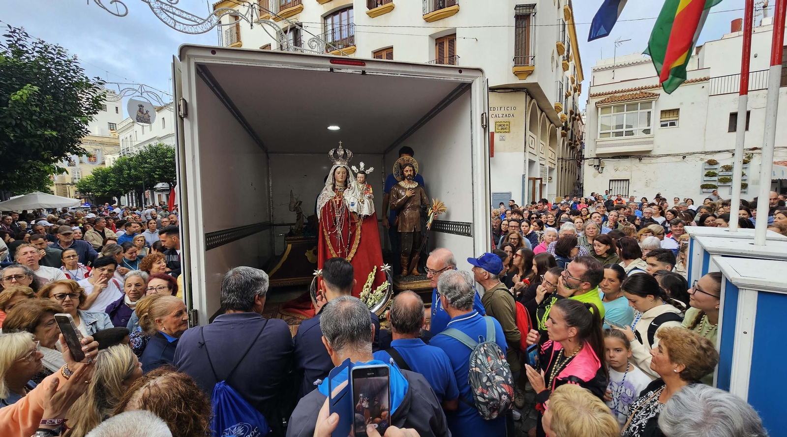 La Virgen de la Luz, patrona de Tarifa, regresa a su santuario entre el fervor y la lluvia