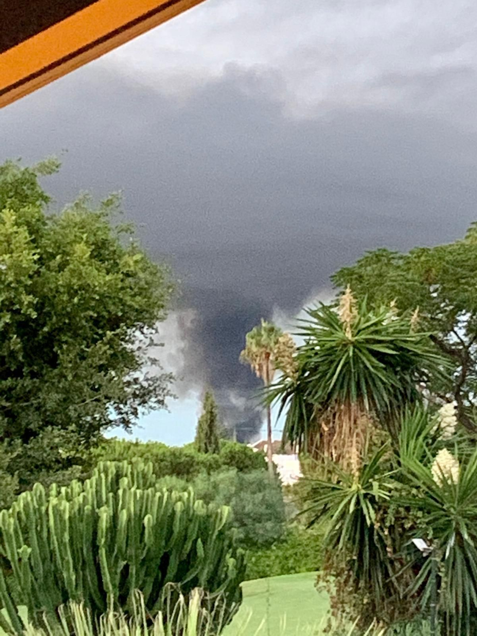 Fotos del incendio en un hotel de Marbella, que ha obligado a su desalojo