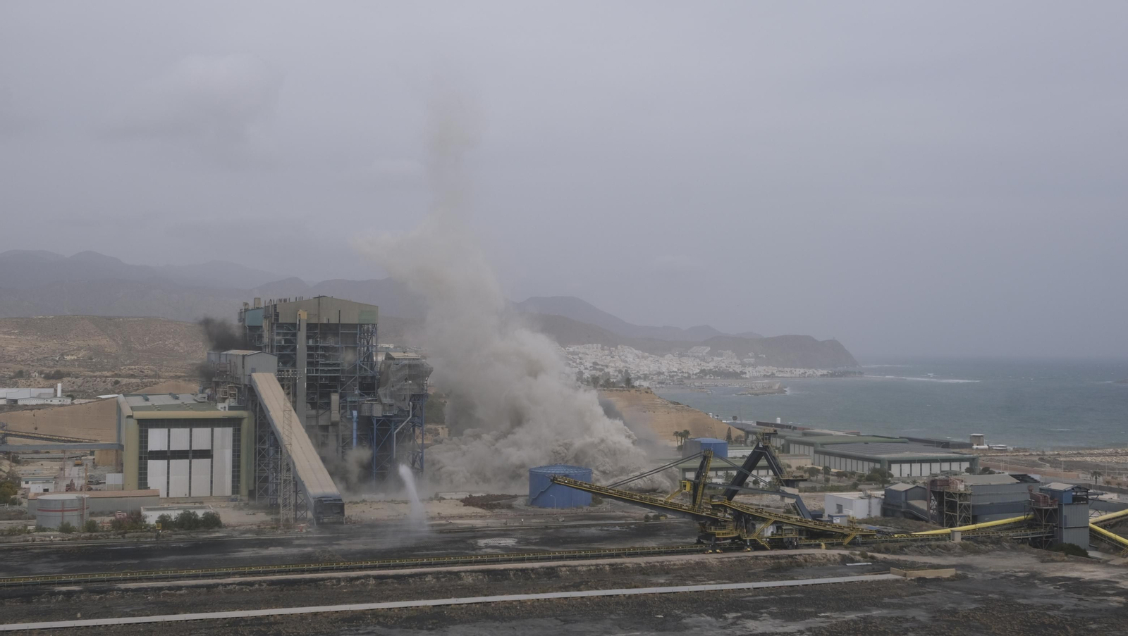 El derribo de la Torre Litoral de Endesa en Carboneras, en imágenes