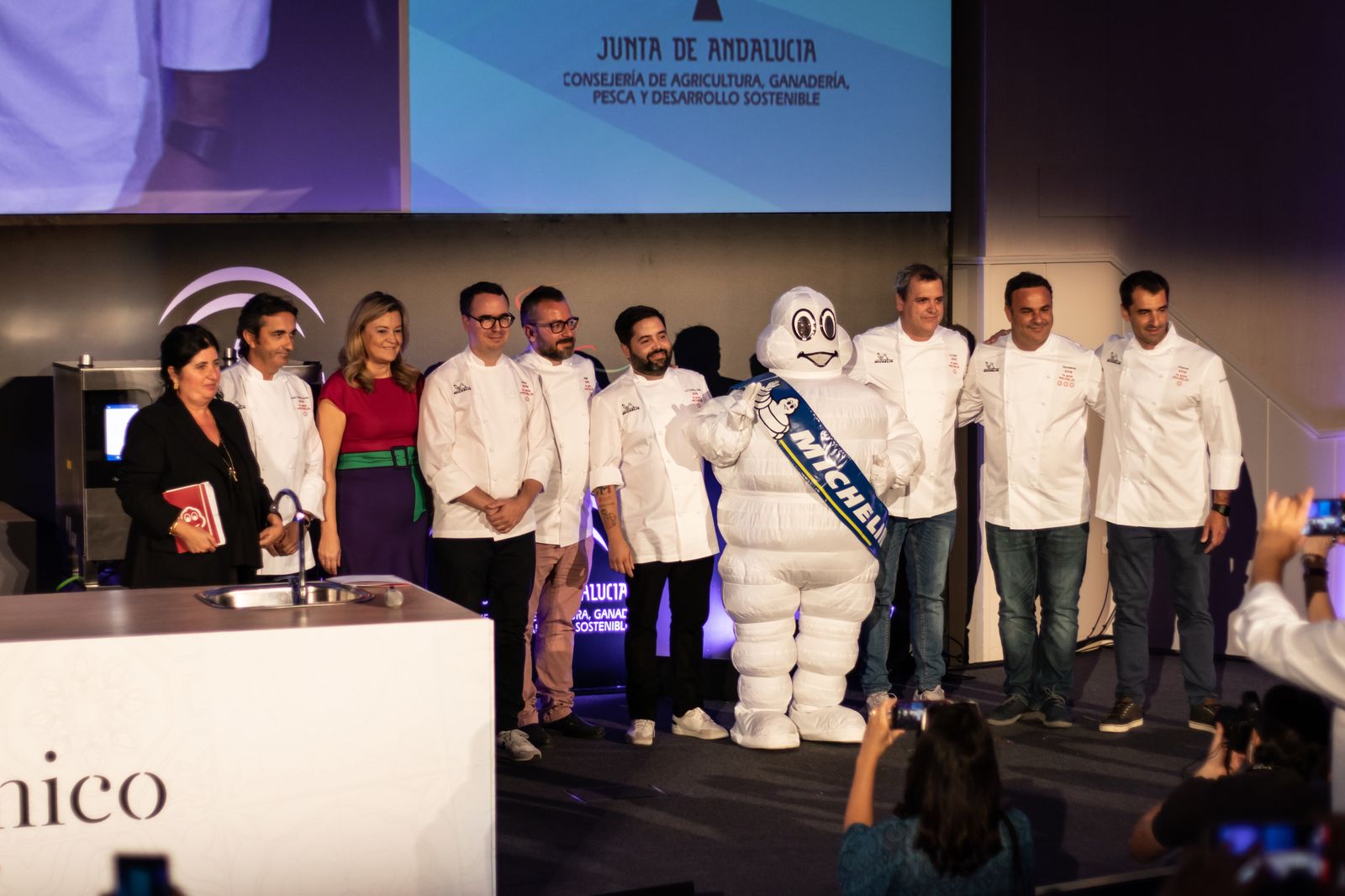 El chef José Álvarez cocinará en el equipo de la cena de la Guía Michelin.