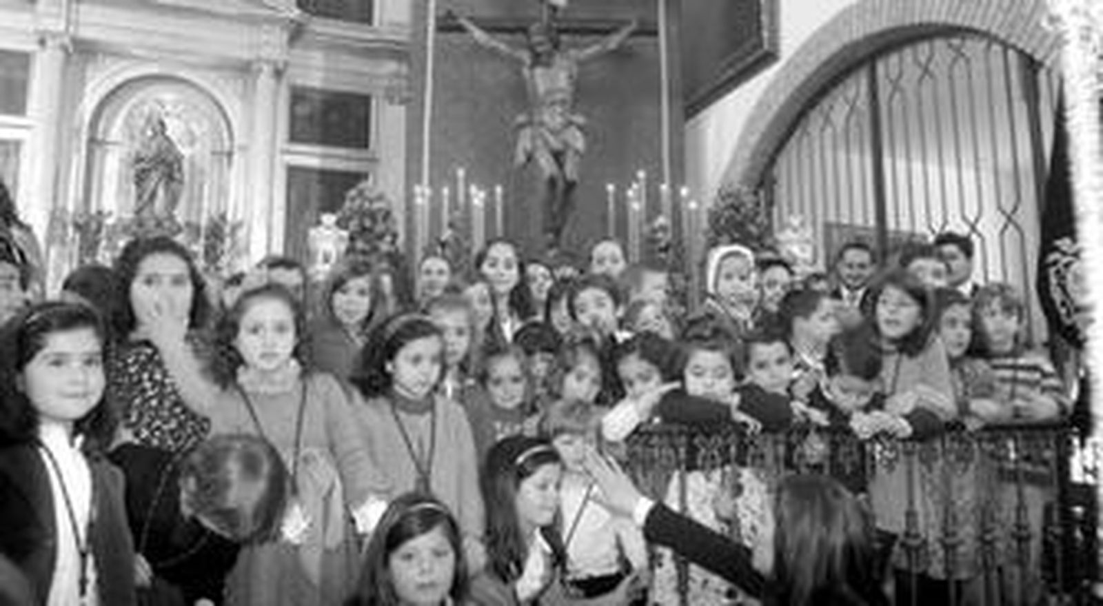 Los nuevos hermanos de la Hermandad de la Buena Muerte -ante su titular- recibieron ayer sus medallas.