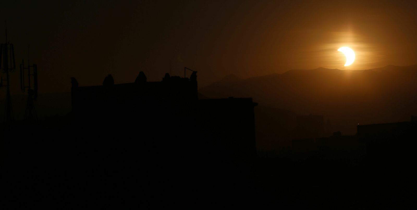 Las imágenes del último eclipse solar de la década