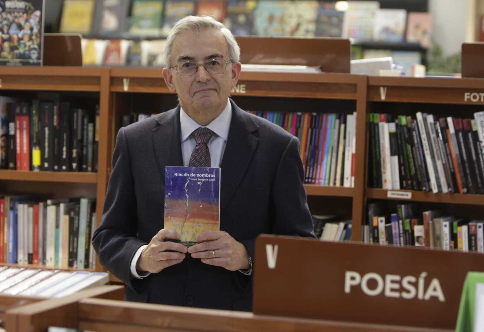 José Joaquín León con su libro, 'Rincón de sombras'.