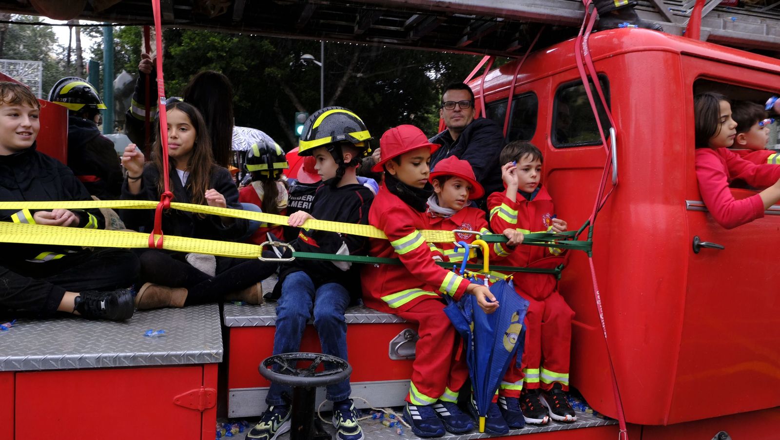 Fotografías de la cabalgata de los Reyes Magos pasada por agua en Almería