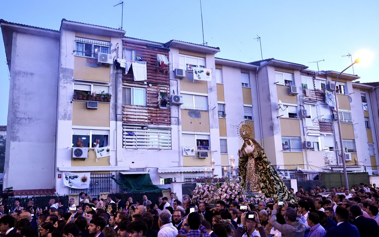 Regreso de la Esperanza de Triana a su paso por el Hospital Infantil del Virgen del Rocío