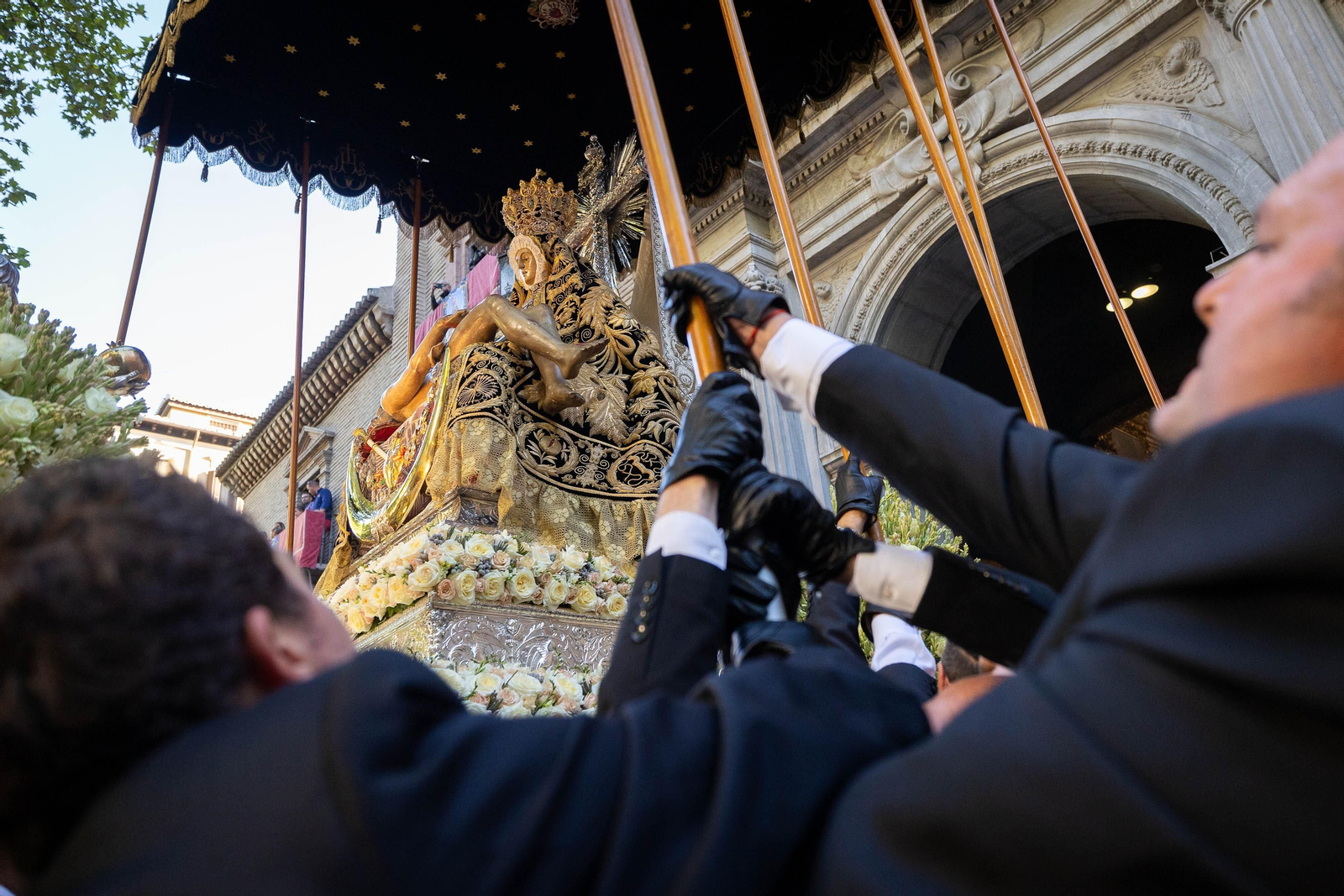 Fotos: así ha sido la procesión de la Virgen de las Angustias de Granada