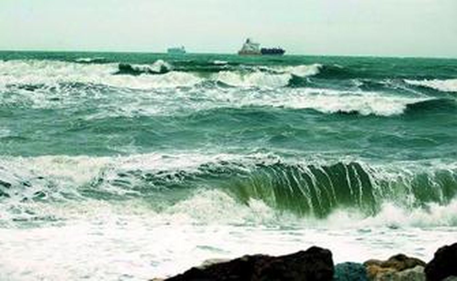 Dos buques fondeados en la bahía, el domingo, sin poder entrar al Puerto por el temporal.